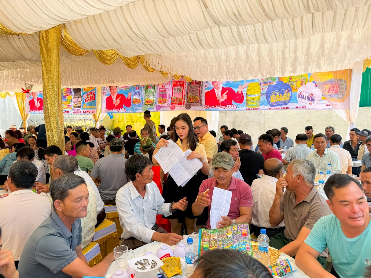Công ty Diên Khánh - kỹ sư Lang cùng đại lý Tho Thản hân hạnh đồng hành cùng quý bà con nông dân