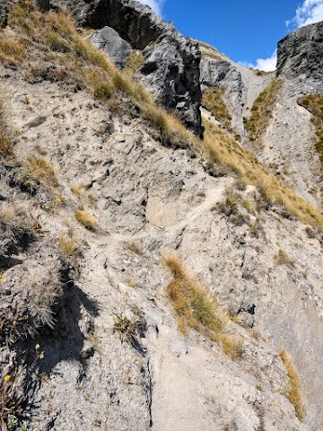 Skyline Track narrow ridge and steep drop off