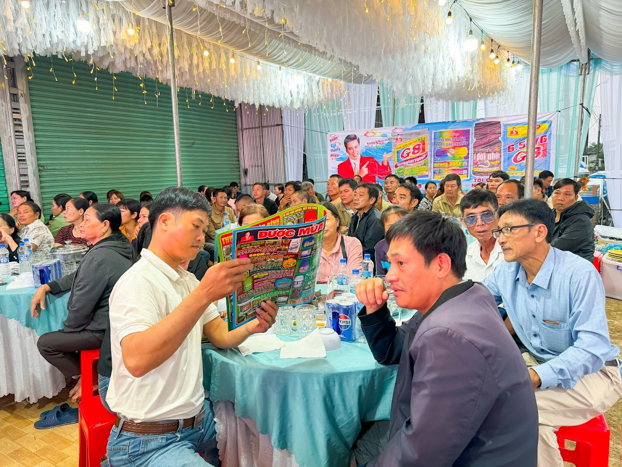 Kỹ sư Lang cùng đlý Thảo Yến đồng hành cùng bà con