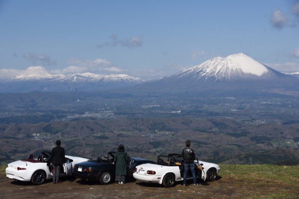 岩手山と３台のロードスター