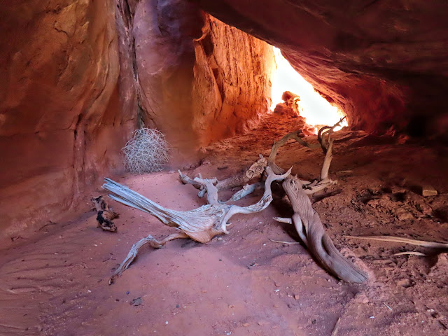 Tunnel between two fins