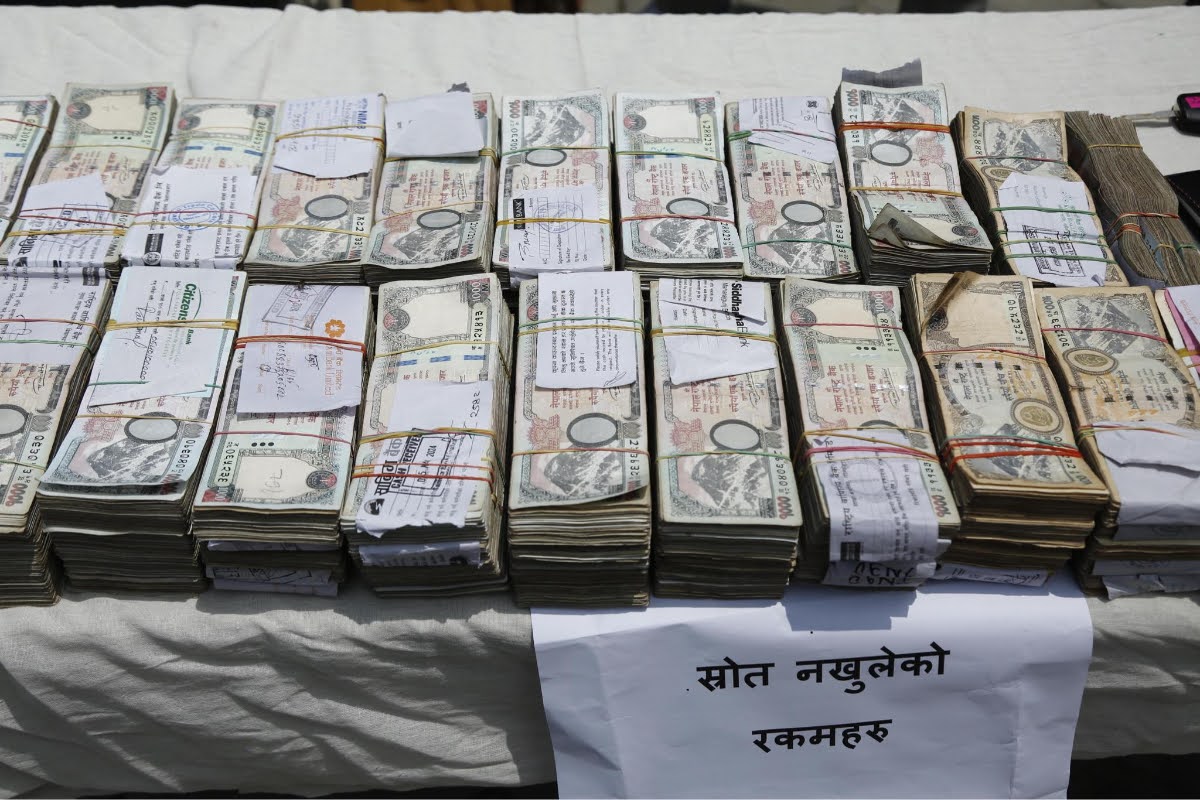 ९२ लाख रूपैयाँसहित तीन जना सार्वजनिक
