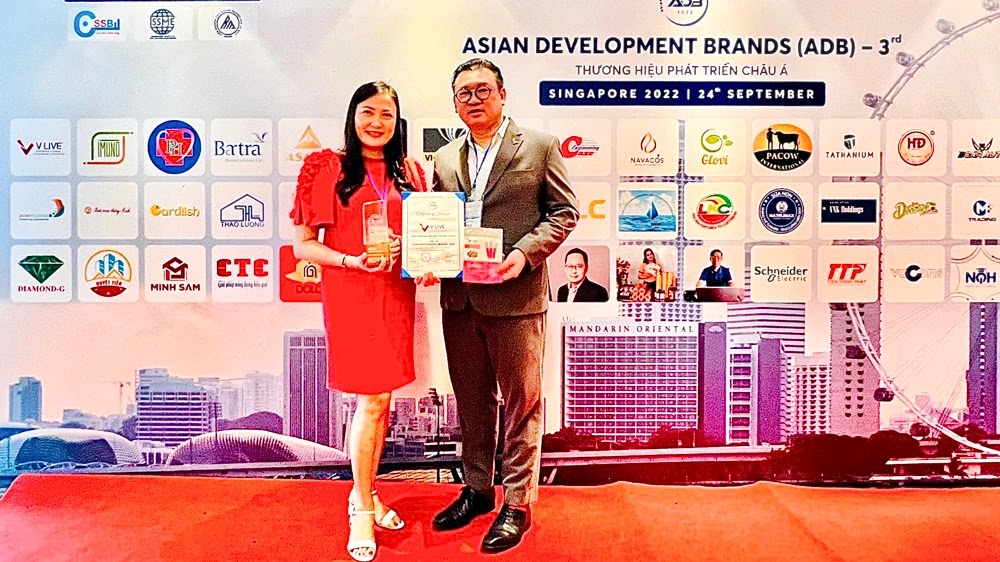 CEO Đỗ Thị Thanh Hương cùng giải thưởng Top 10 thương hiệu phát triển Châu Á 2022