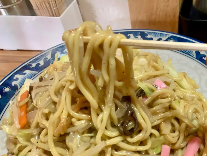 皿うどんの麺を箸で持ち上げてみた