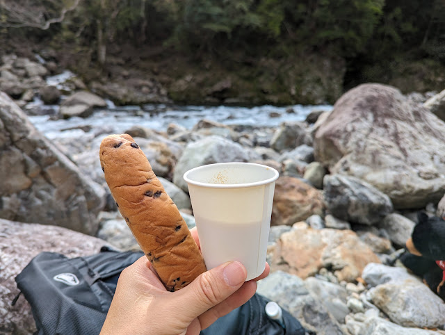 河原にでて、軽くチョコスティックパンとコーヒー、最近行動食に気に入っています。