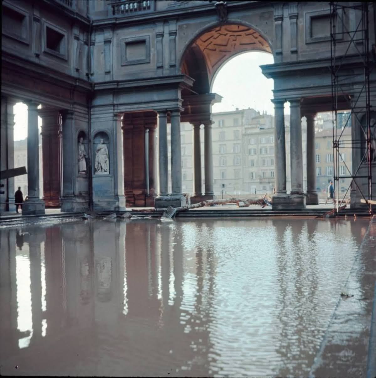 L'alluvione del 4 novembre 1966. Gallerie degli Uffizi, Piazzale degli Uffizi, veduta verso l'Arno