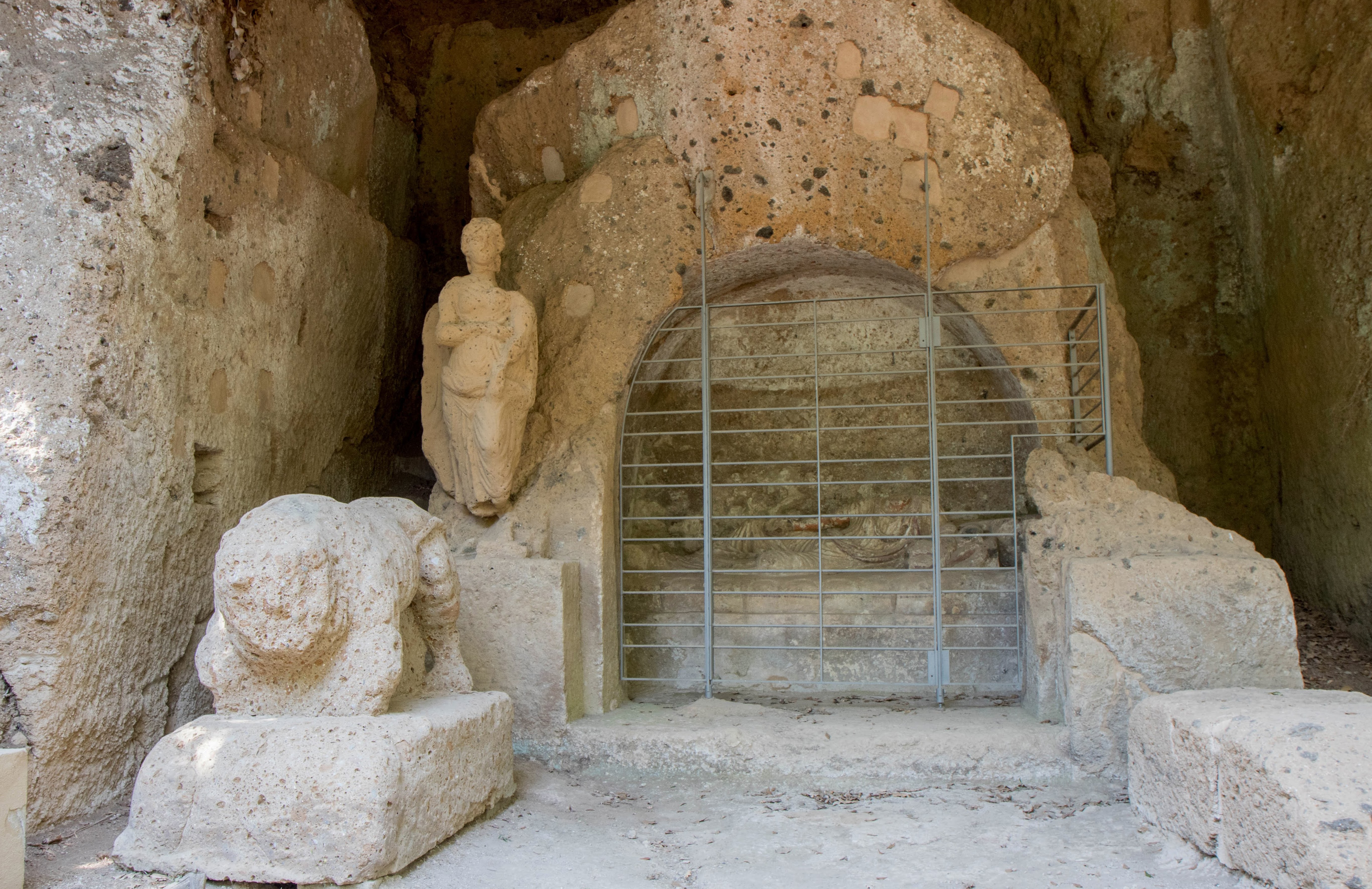 Tomba dei Demoni Alati (Graf van de Gevleugelde Demonen), Sovana, Parco Archeologico Citt del Tufo