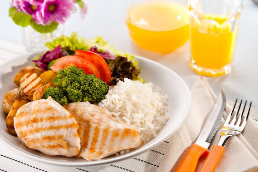 Prato balanceado com carne, vegetais e grãos