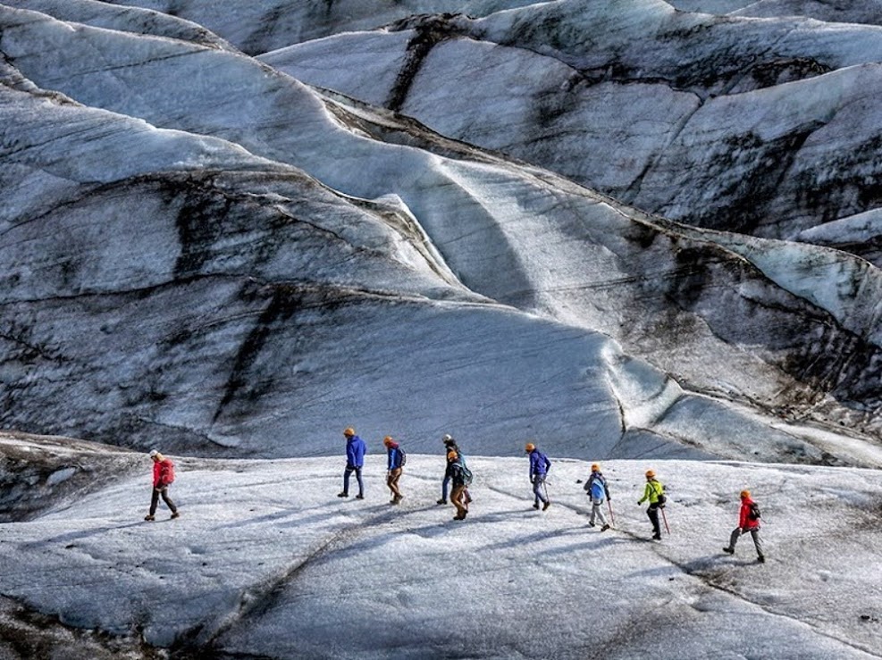 Caminhada através da geleira Svinafellsjokull.