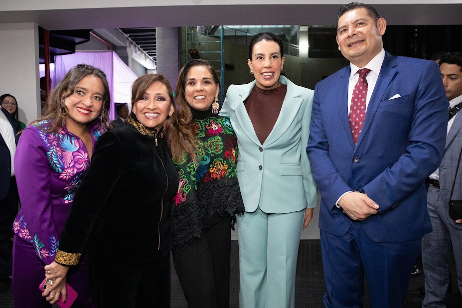 Josefina Rodríguez Zamora durante el Tercer Informe de Gobierno de Lorena Cuéllar, destacando los avances turísticos de Tlaxcala.