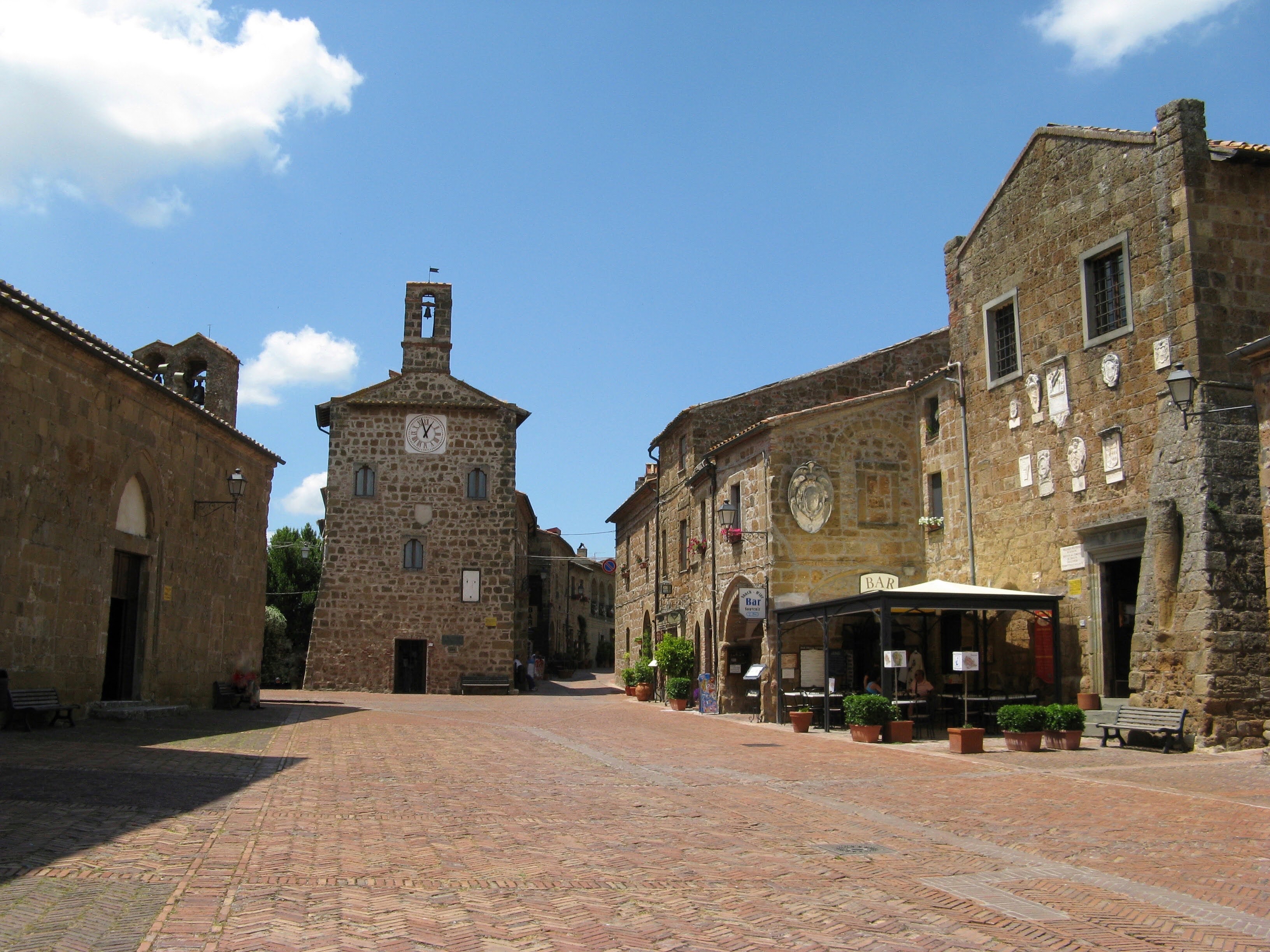 Sovana, veduta di Piazza del pretorio