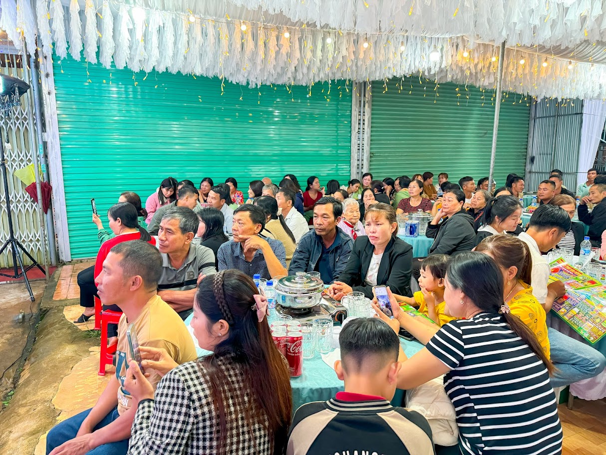 Kỹ sư Lang cùng đlý Thảo Yến đồng hành cùng bà con