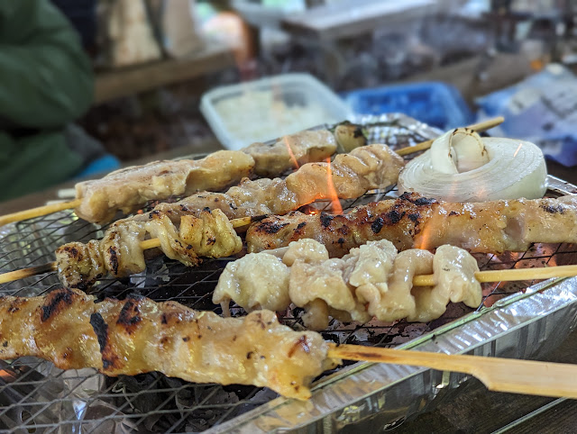 ビール、焼き鳥、白飯が今夜の晩ごはんです。 それにしても焼鳥はやはり炭ですよね。