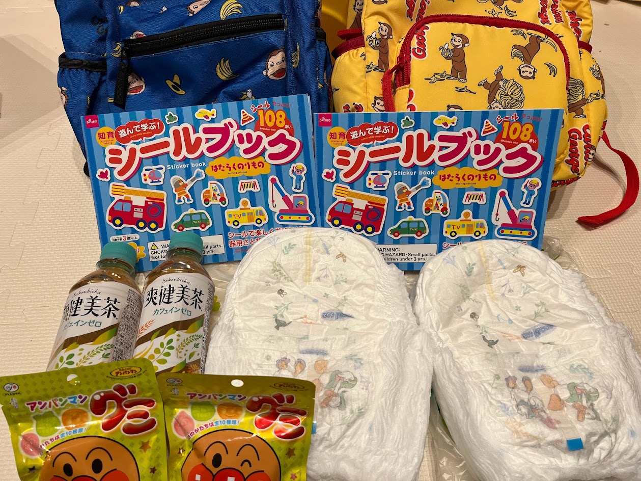 子供用の機内持ち込みリュックと中身