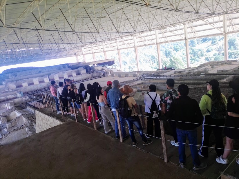 Estudiantes y docentes exploran la zona arqueológica de Cacaxtla durante una actividad de movilidad académica organizada por la UATx.