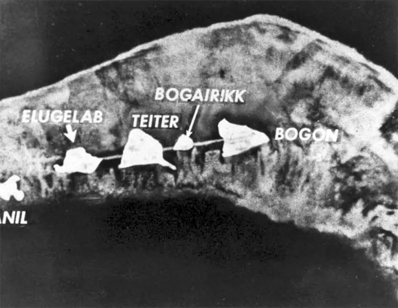 Atol Enewetak, antes da explosão da bomba. Observe a ilha de Elugelab à esquerda.