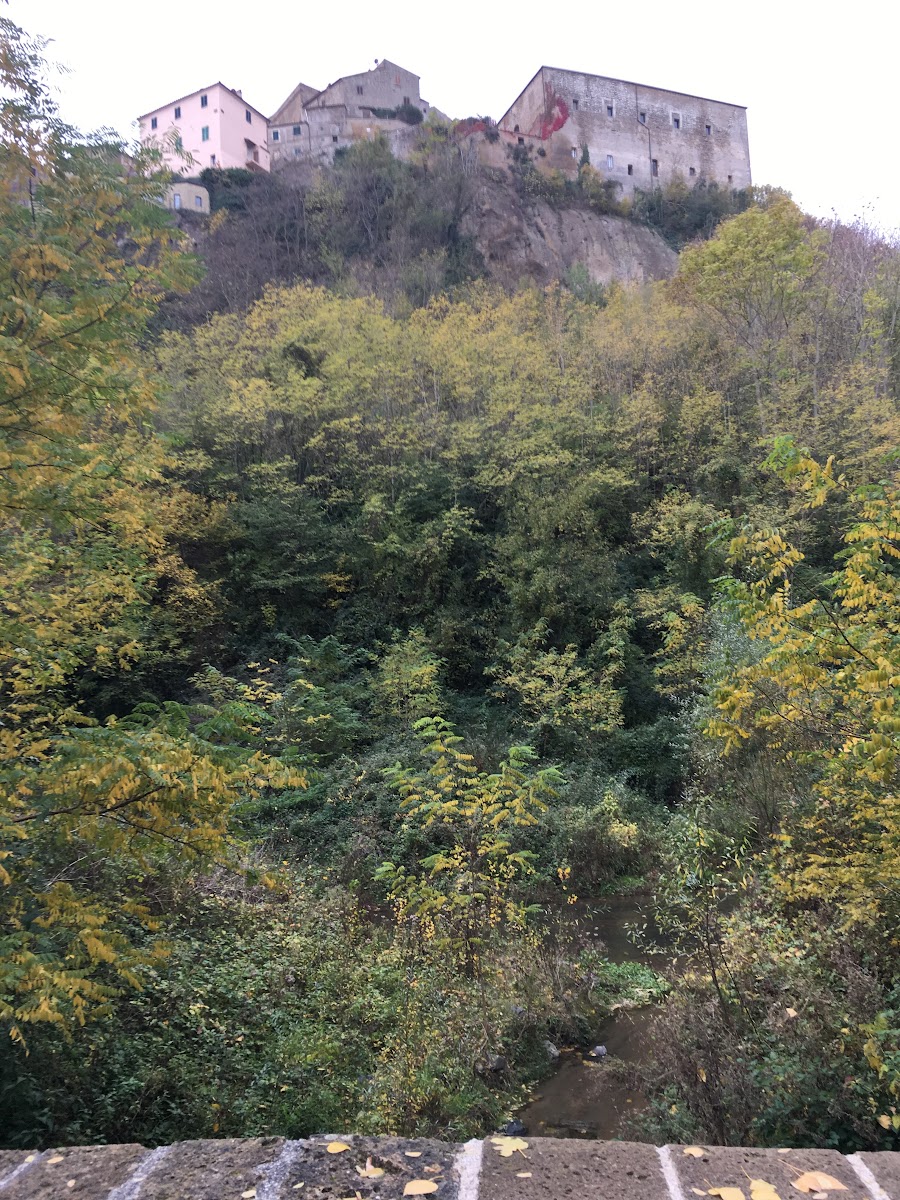 Veduta di Sorano e Il Cortilone dal ponte sul fiume Lente