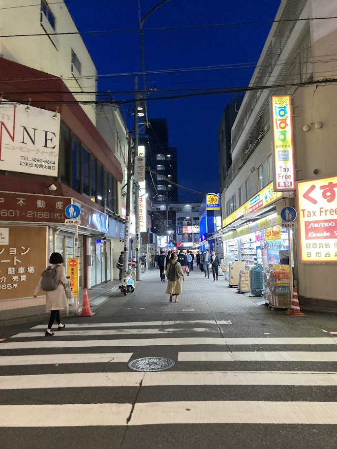 Ayase Station в районе  Adachi, Tokyo