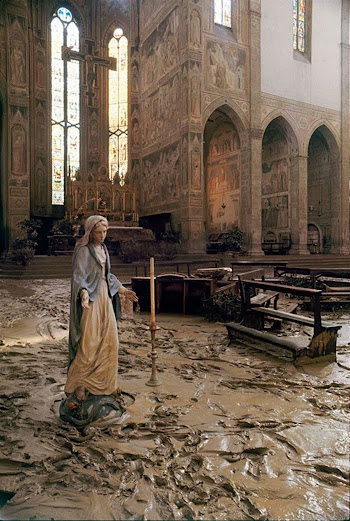 Santa croce, dopo l'alluvione del 1966 [Foto di David Lees, 1966]