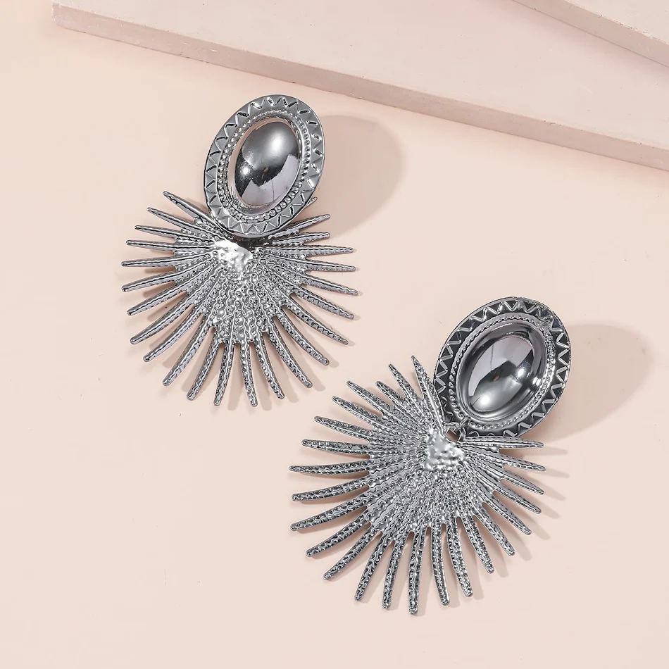 Boucles d'oreilles exagérées tendance, à la pointe de la mode, pour un look audacieux et sophistiqué, parfait pour affirmer votre style personnel.