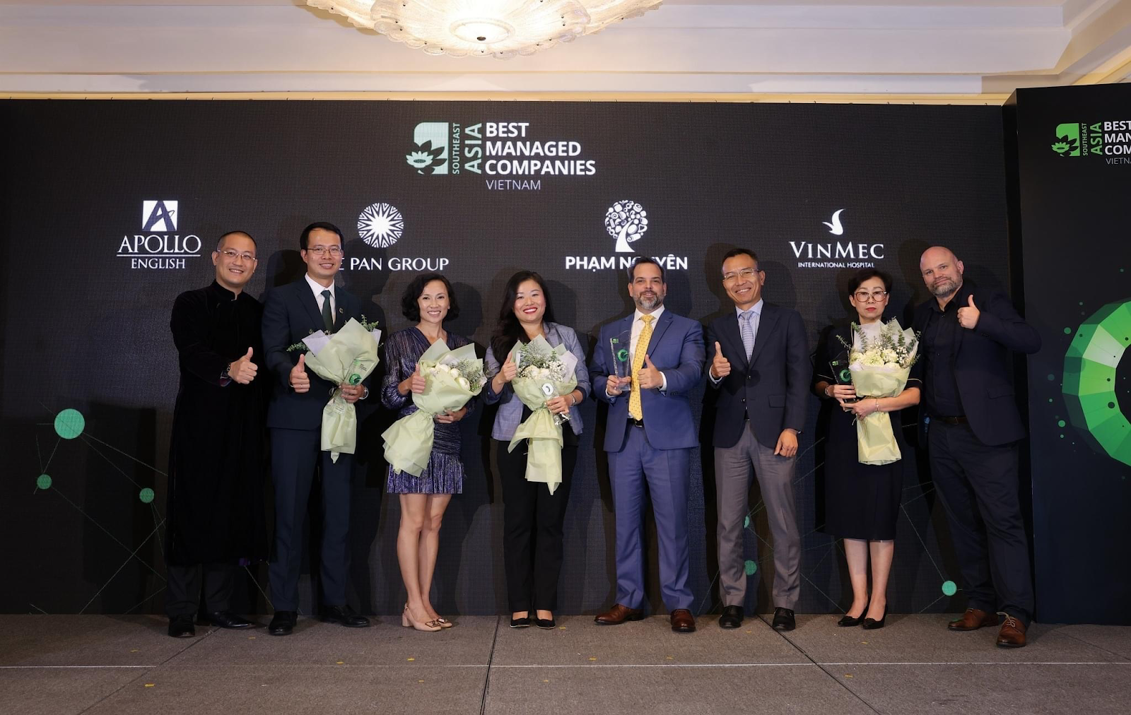 Bà Vũ Diệu Trang, CEO Apollo English (đứng giữa) tại lễ trao giải Asia Best Managed Companies 2022