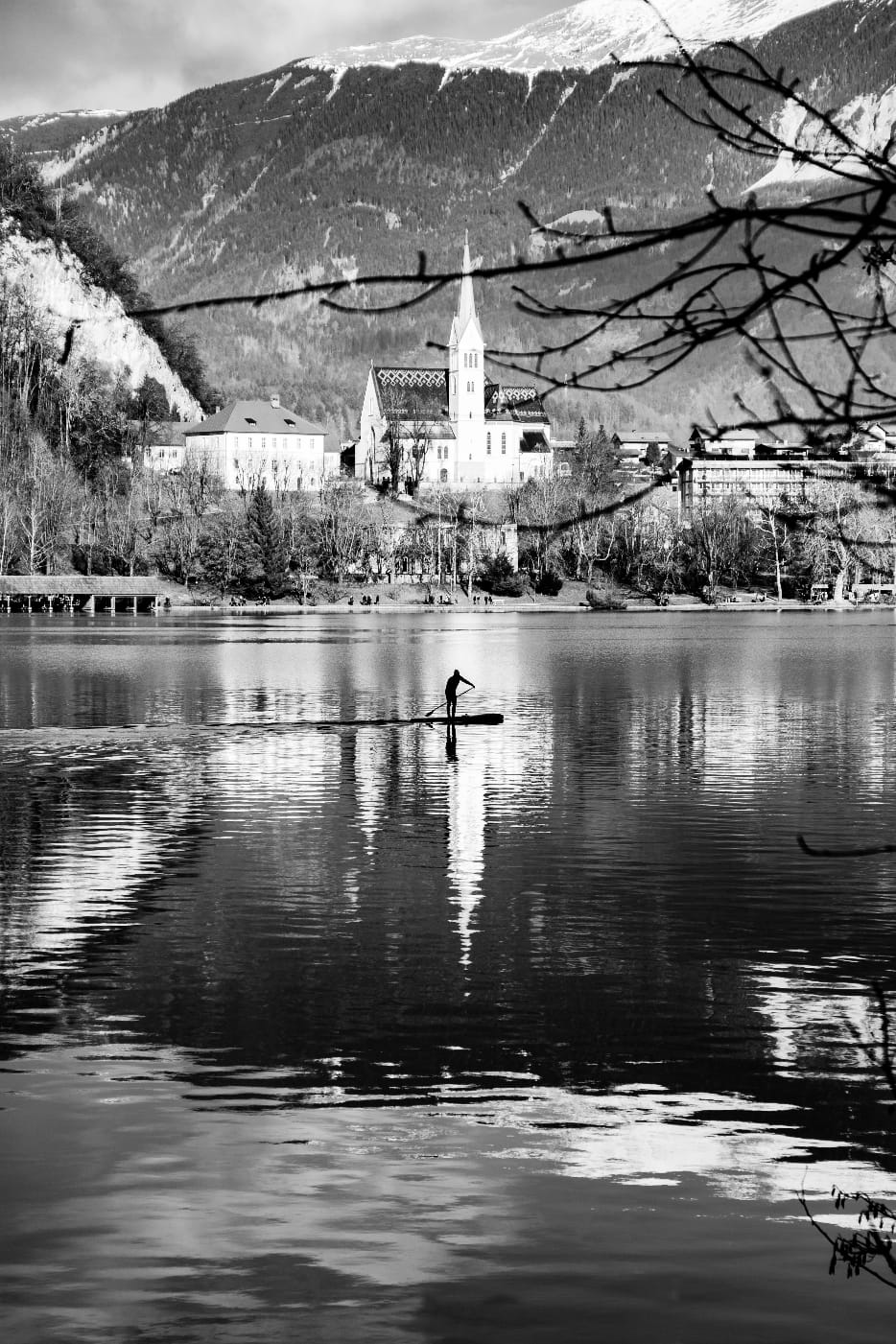 Bled , il cui cuore è il lago racchiuso fra le montagne slovene di Claudia84