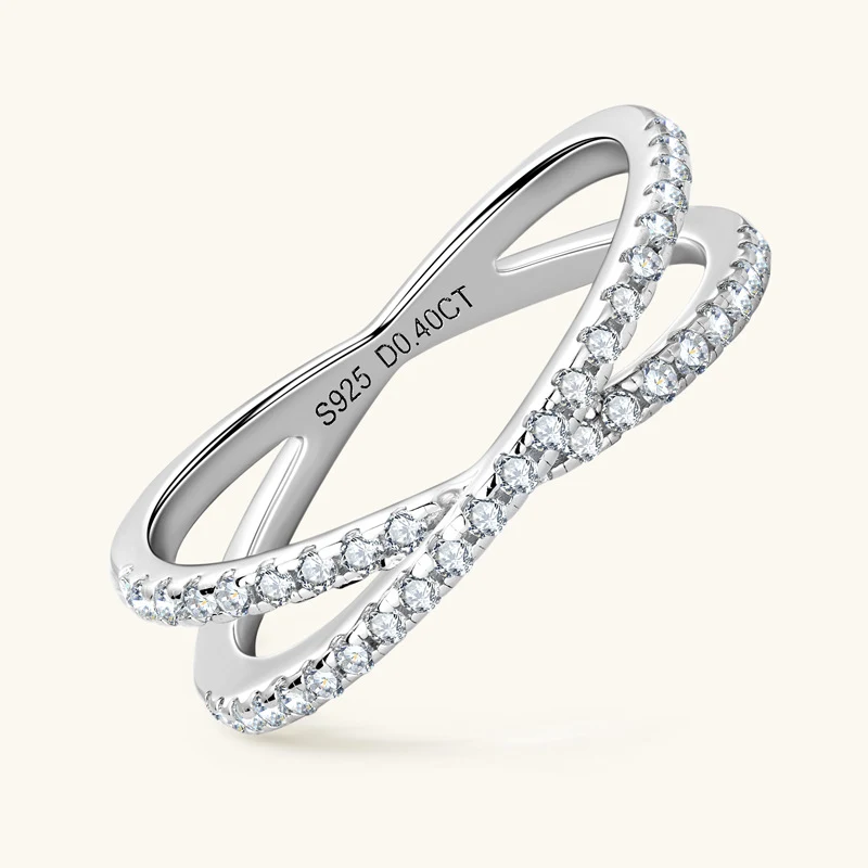 Anel de moissanita feminino minimalista em X. Design elegante e moderno, perfeito para uso diário e ocasiões especiais.