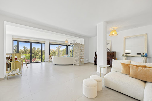 Villa with pool and terrace 4