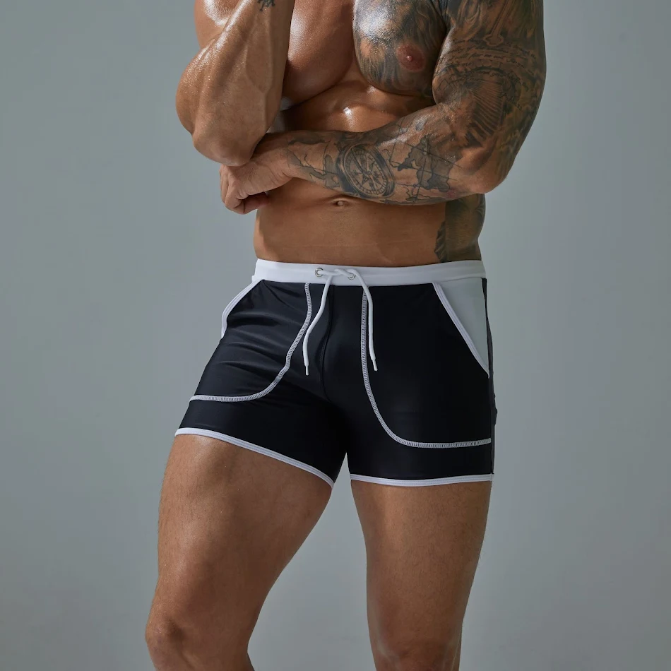 Boxer moulant en nylon pour homme, offrant confort et maintien optimal. Parfait pour le sport, respirant et agréable à porter au quotidien.