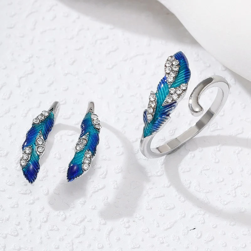Pendientes azules brillantes con pluma, anillo y aleación, elegantes y llamativos. Perfectos para realzar tu estilo y añadir un toque bohemio.