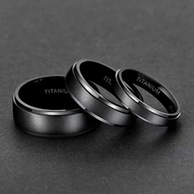 Zwarte klassieke titanium ring voor modebewuste mensen. Stijlvol, sterk en duurzaam. Een perfect accessoire voor dagelijks gebruik.