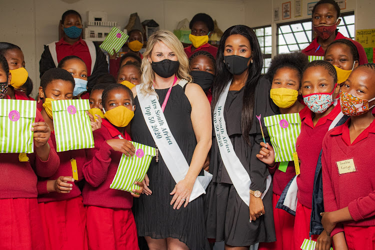 Mrs SA semi-finalists Jo Jackson (left) and Zikhona Ngxata visited Aqua Vista Primary School, East London, to speak about gender-based violence and hand out whistles to students as part of the “Blow the Whistle against Woman Abuse” campaign.