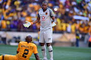 Itumeleng Khune argues with Ramahlwe Mphahlele of Kaizer Chiefs during the Absa Premiership match between Orlando Pirates and Kaizer Chiefs at FNB Stadium on October 27, 2018 in Johannesburg, South Africa. 