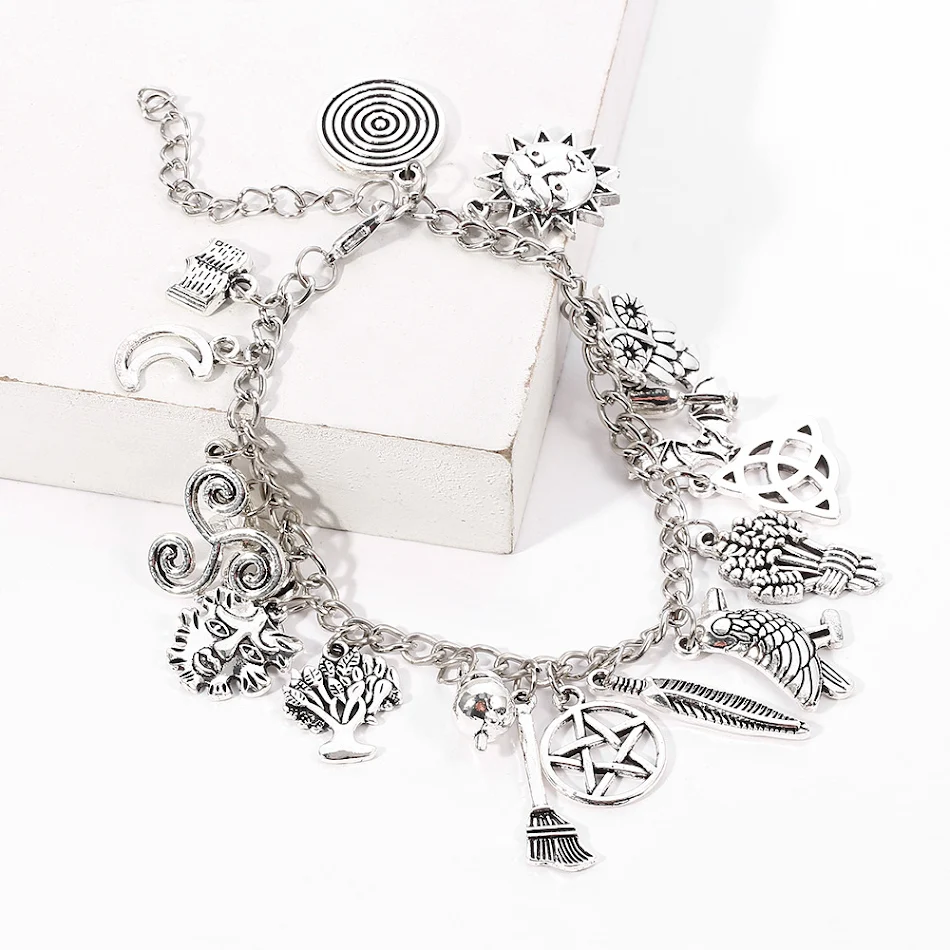 Schedel sneeuwvlok staafje kristallen kralen armband, een uniek sieraad voor een opvallende look en een vleugje elegantie.