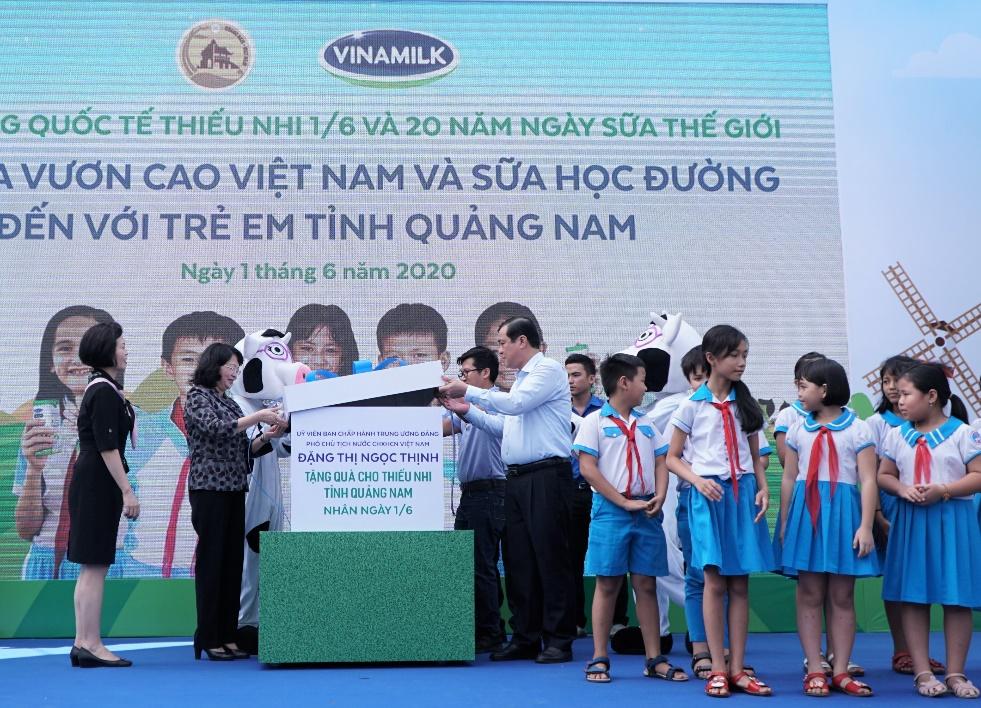 Vinamilk mang niêm vui uống sữa đến với trẻ em Quảng Nam