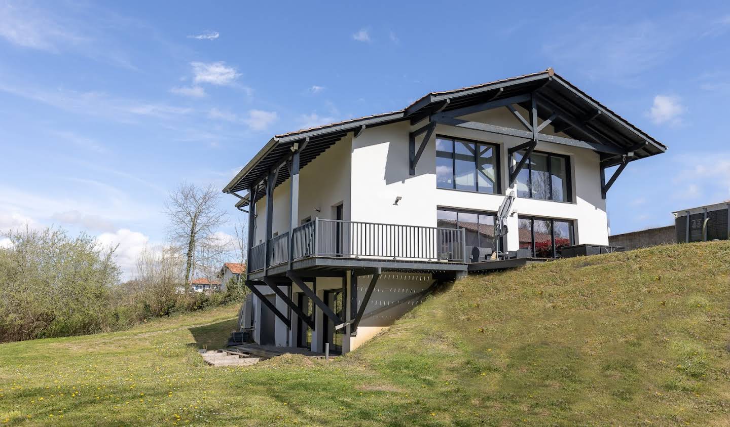 Villa with terrace Villefranque