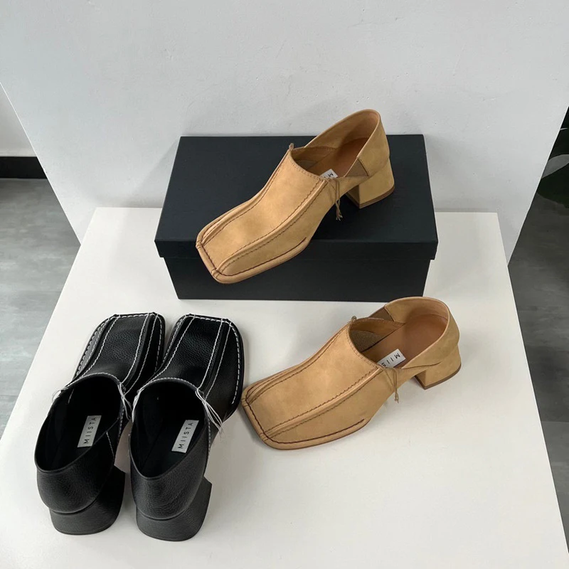 Kleine leren damesschoenen, retro stijl, vierkante neus, dikke middelhoge hak, comfortabel en perfect voor een klassieke look.