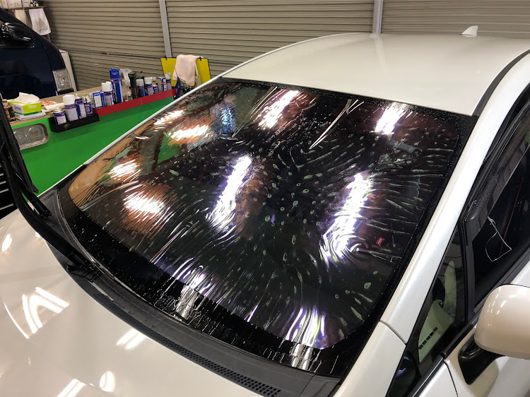 SPARKLEさんが投稿したZVW30プリウス　ゴースト2 ネオオーロラの79 フロントガラス施工・ゴースト　オーロラ　ウルトラビジョン・30プリウスに関するカスタム事例の投稿画像4枚目