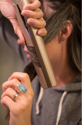 TYME Spray-Haarglätter 3-in-1 – Bürste, Glätteisen und Spray für glattes Haar, die perfekte Lösung für glatte Frisuren.