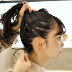 パーマを生かしたざっくりお団子アレンジ From ナヌーク シブヤ ヘアレシピ ストーリーズ Trill トリル