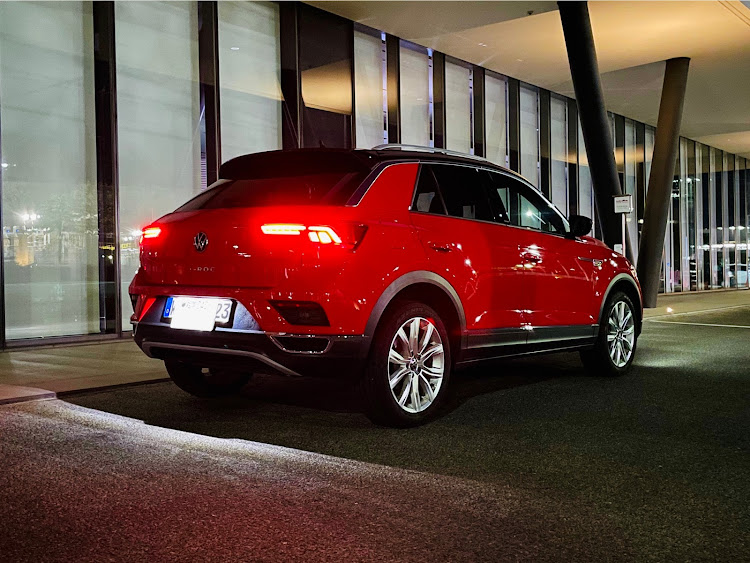 T-ロックのフラッシュレッド・T-ROC・フォルクスワーゲンのある生活・夜は盛れる・湘南に関するカスタム事例の投稿画像2枚目