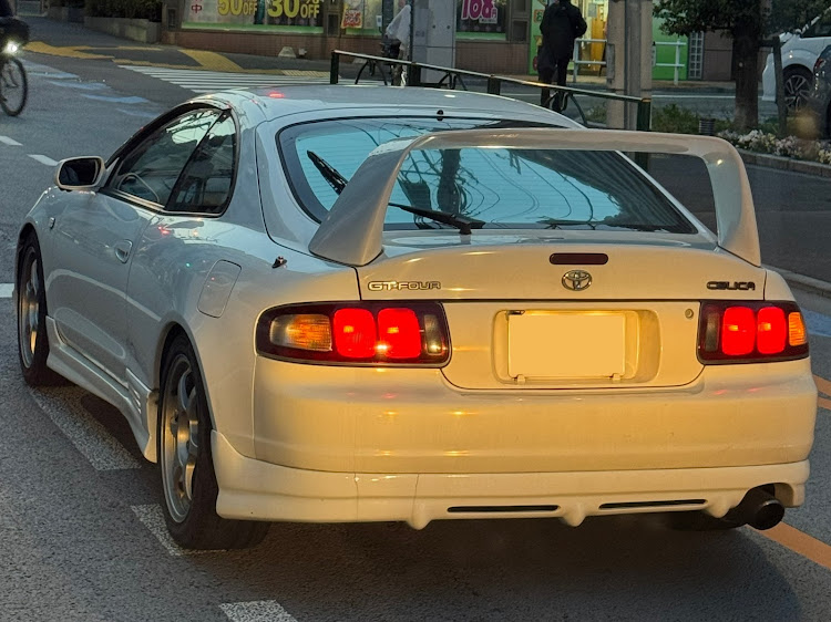 ヴェルファイアのライムイエローLEDフォグ・TRDエアロ・ファミマの駐車場・セリカに関するカスタム事例の投稿画像3枚目