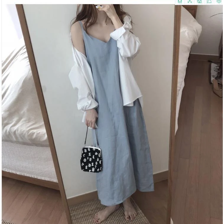 Eenvoudige V-hals jurk met bretels van katoen en linnen. Zomerse en comfortabele casual look. Licht en ademend, perfect voor warme dagen.