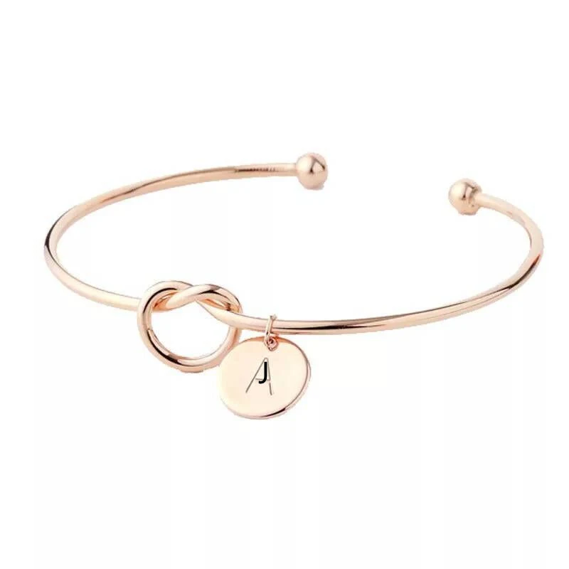 Nouveau bracelet avec 26 lettres anglaises, polyvalent et personnalisé. Un accessoire de caractère pour exprimer votre style unique. Idéal comme cadeau.