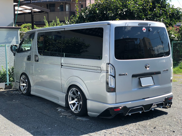 ハイエースバンの車高調整・ホイール交換・マフラー交換・DIYに関するカスタム事例の投稿画像1枚目