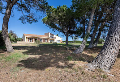 Contemporary house with pool and garden 3