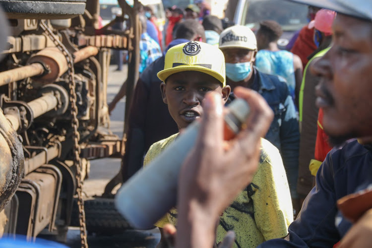 Angry youths oppose the police efforts of sending them away