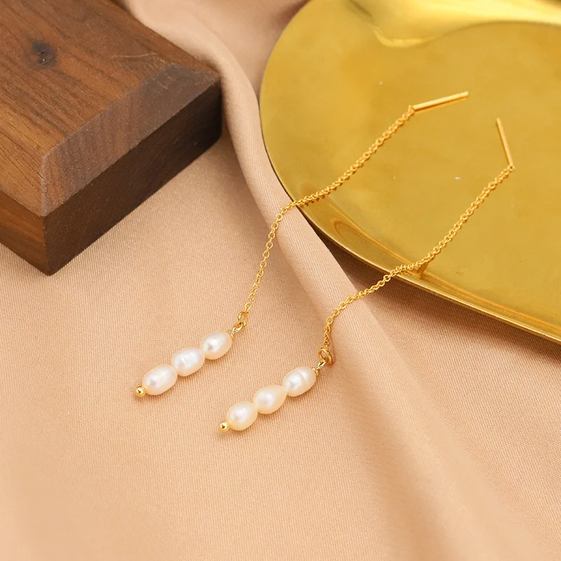Boucles d'oreilles ligne d'oreille en perles naturelles d'eau douce pour femmes, élégantes et légères, parfaites pour un look raffiné et féminin.