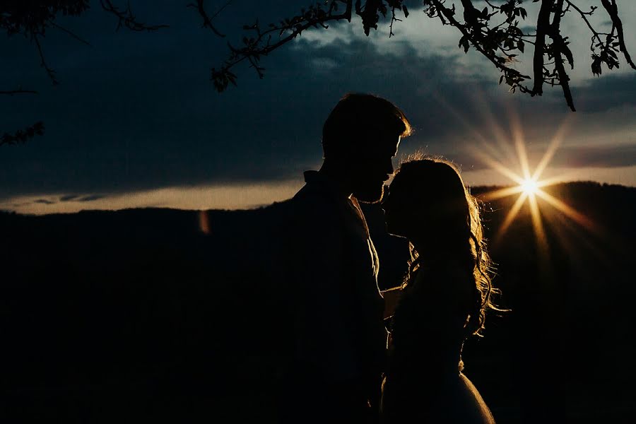 Fotógrafo de casamento Valentina Zharova (tinazharova). Foto de 14 de junho 2016