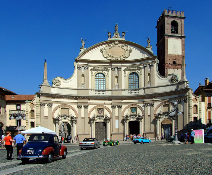 Auto d'epoca in piazza d'epoca di Jorjo